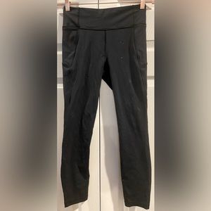 Lululemon Crop Leggings Size 6 Preowned - Small Hole In Front Of Leggings